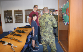 Vrchní praporčík útvaru nadpraporčík Duben prezentuje obsah práce Čestné stráže AČR.