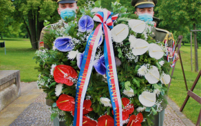 Vojáci Čestné stráže AČR nesoucí věnec obce Lidice