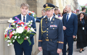Náčelník vojenské kanceláře prezidenta republiky generál Kaše při pietním aktu