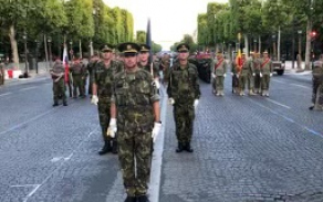 kapitan_halfar_se_svoji_jednotkou_behem_nacviku._na_prehlidce_vymenili_maskace_za_reprezentacni_uniformu_cestne_sttraze.jpg