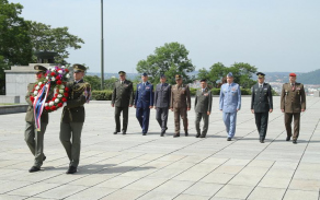 Kladení věnců na Čestném dvoře Národního památníku Vítkov s účasní všech velitelů posádek hlavních měst sdružených v Capital Commanders Club.