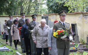Kytici přišli položit i pamětníci květnových událostí