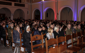 Loď kostela Církve československé husitské byla zaplněna téměř do posledního místa.