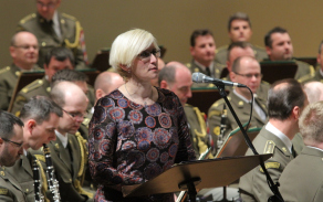Ministryně obrany Karla Šlechtová v projevu poděkovala druhoválečným veteránům, že přijali pozvání na koncert
