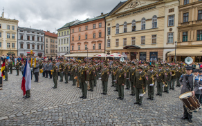 Nástup všech vojenských hudeb na Horním náměstí, Ústřední hudba AČR v popředí