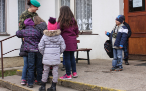Neodjíždějte, znělo osovskou základní školou