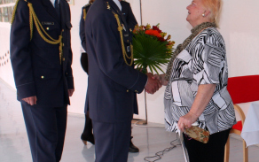 Neteř gen. Peřiny Irena Vlasáková přijímá poděkování od příslušníků čáslavské základny za spolupodepsání certifikátu,na základě kterého se Peřina stal patronem 212. taktické letky