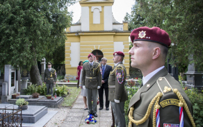 Památku armádního generála Tomáše Sedláčka přišlo uctít několik desítek občanů Lázní Toušeň.