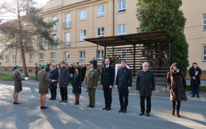pametnim_odznakem_posadkoveho_velitelstvi_praha_bylo_oceneno_celkem_deset_osob_vcetne_ministra_kultury_cr_antonina_stanka_a_starosty_mestske_casti_praha_6_ondreje_kolare.jpg