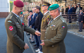 U příležitosti Dne vzniku samostatného československého státu uděloval velitel posádky Pamětní odznaky Posádkového velitelství Praha nejen vojákům a občanským zaměstnancům, ale i hostům z civilní sféry a divadelní scény.