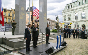 Pietní akt u památníku Díky Ameriko za přítomnosti ministra zahraničí USA Mike Pompea a čelních přestavitelů české vlády a armády