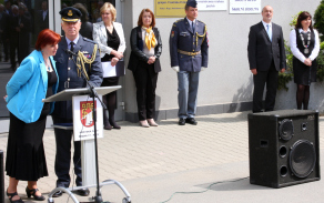 Plk. Mike Longstaff během svého projevu k účastníkům slavnotního aktu