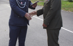 Předání pamětní plaketu vrchnímu praporčíku praporu Česné stráže AČR Pavlu Dubnovi, který celý kurz organizačně zabezpečoval