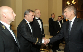 Předseda vlády Andrej Babiš se vítá se zástupcem náčelníka Generálního štábu - ředitelem Společného operačního centra MO generálmajorem Jiřím Vernerem