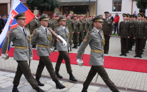 Přinesení státní vlajky Slovenska v úvodu slavnostního aktu.