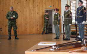 Příslušníci ČS AČR ve slavnostních uniformách