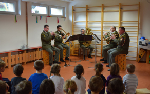 Příslušníci ÚH AČR během koncertu zahráli vánoční i pohádkové melodie. Nechyběla ani česká hymna.