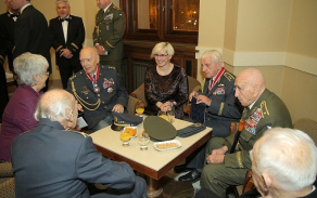 Rozhovor ministryně obrany a druhoválečných veteránů provázela příjemná atmosféra