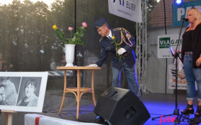 ruzi_jako_vzpominku_na_obeti_nemoci_motylich_kridel_pridal_i_velitel_posadky_praha_plukovnik_virt.jpg