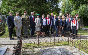 Sedláčkovi nejbližší - rodina, sokolové, baráčníci, přátelé  - mnozí během pietního aktu přispěli i několika nevšedními historikami, kdy generál Sedláček projevil svůj neotřelý, osobitý humor.