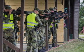 Střelba z útočné pušky BREN.