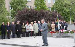 Účastníci pietního aktu na náměstí Interbrigády