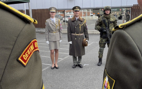 Ukázka uniforem pro Čestnou stráž AČR a vojenské výstroje.