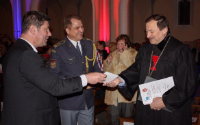 Uvítání patriarchy Církve československé husitské Tomáše Butty velitelem posádky Praha plukovníkem Milanem Virtem a místostarostou Prahy 6 Janem Lacinou před začátkem koncertu