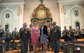 Velvyslankyně Anita Grmelová se starostkou města Eksjö a dirigenty - kapitánem Martinem Procházkou a zástupcem velitele kapitánem Richardem Czuczorem z Vojenské hudby Olomouc.