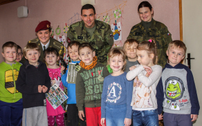 Vojáci s sebou přivezli i nejrůznější výstrojní součástky