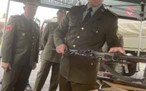 Vojenská výzbroj používaná v současné době Čestnou stráží AČR.