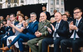 XXIV. Mezináročního festivalu vojenských hudeb se zúčastnil i ministr obrany Lubomír Metrnar a ministr kultury Antonín Staněk. Autor: Jan Andráš